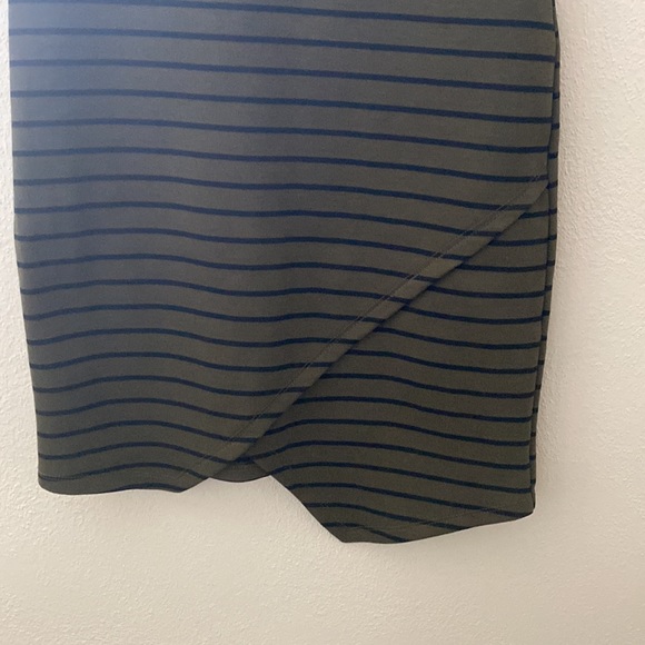 Women’s Iris short sleeve dress size medium - Picture 2 of 4